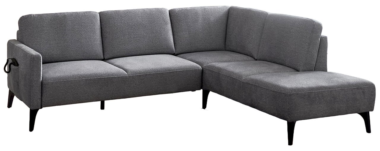 Graues L-förmiges Ecksofa mit Recamiere rechts, Stoffbezug und schwarzen Füßen, freigestellt auf weißem Hintergrund, Ansicht schräg von vorne