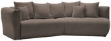 Braunes Ecksofa mit mehreren Kissen, seitliche Perspektive
