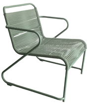 Moderner Gartenstuhl aus Metall mit Armlehnen, seitliche Perspektive