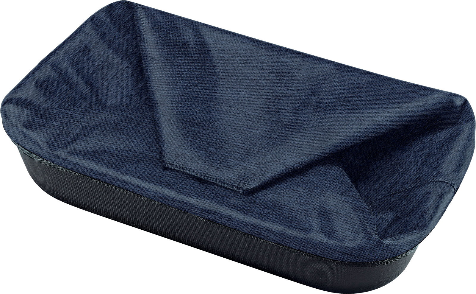 Dunkelblaues, rechteckiges Sitzkissen mit ergonomischer Mulde und abgerundeten Kanten, schräg von oben in Perspektive fotografiert