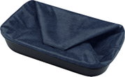 Dunkelblaues, rechteckiges Sitzkissen mit ergonomischer Mulde und abgerundeten Kanten, schräg von oben in Perspektive fotografiert