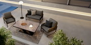Moderne Loungegarnitur mit zwei Sesseln, einem Sofa und einem Tisch in einer stilvollen Außenumgebung, aus der Vogelperspektive betrachtet.