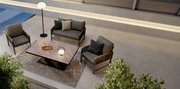 Moderne loungeset met twee fauteuils, een bank en een tafel in een stijlvolle buitenomgeving, gezien vanuit vogelperspectief.