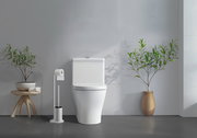 Moderner Toilettenpapierhalter mit WC-Bürste in einem stilvollen Badezimmer, seitliche Perspektive.