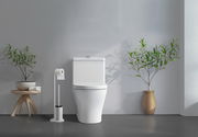 Moderner Toilettenpapierhalter mit WC-Bürste in einem stilvollen Badezimmer, seitliche Perspektive.