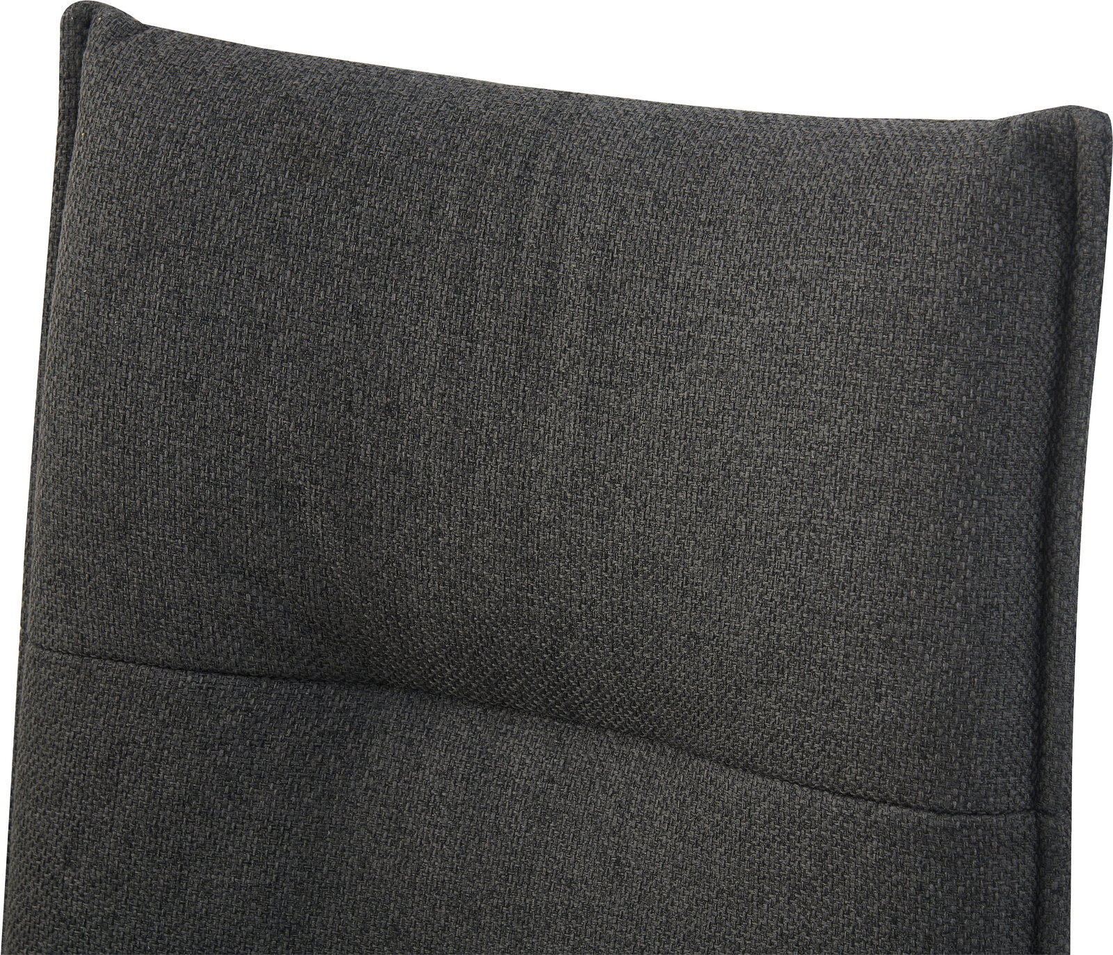 Nahaufnahme der dunkelgrauen, strukturierten Stoff-Polsterlehne eines Stuhls mit leichter Wölbung, frontal aus leicht schräger Perspektive
