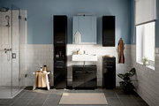 Moderne Badezimmermöbel in schwarzem Design, bestehend aus Hochschränken, Spiegelschrank und Waschbeckenunterschrank, frontal betrachtet.
