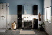 Moderne Badezimmermöbel in schwarzem Design, bestehend aus Hochschränken, Spiegelschrank und Waschbeckenunterschrank, frontal betrachtet.