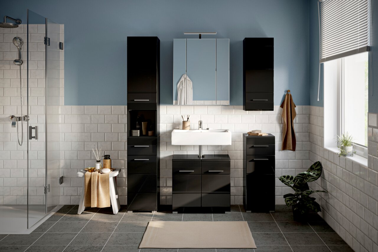 Moderne Badezimmermöbel in schwarzem Design, bestehend aus Hochschränken, Spiegelschrank und Waschbeckenunterschrank, frontal betrachtet.
