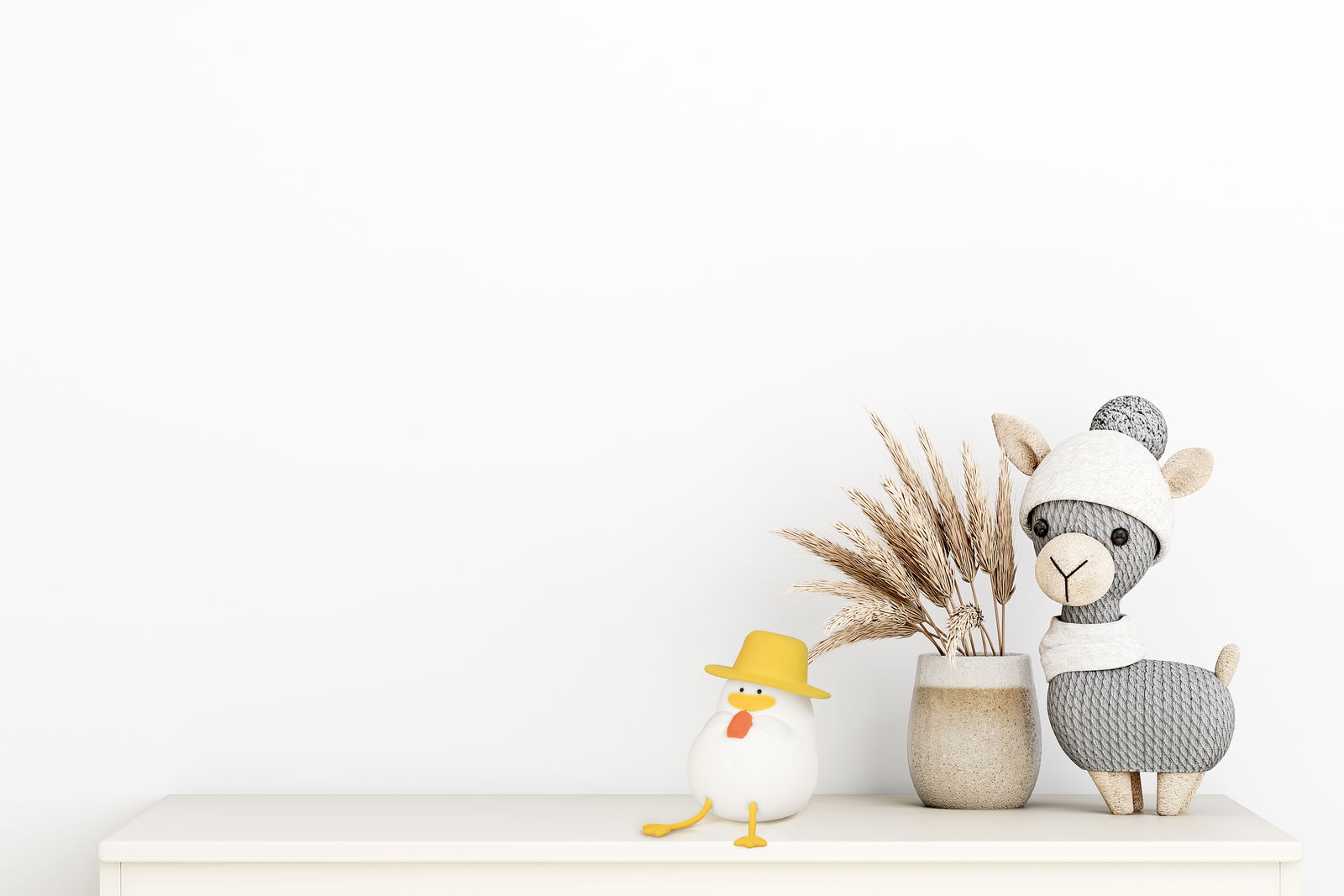 Akku-Nachtlicht in Form einer Ente mit gelbem Hut, frontal auf einem Regal neben einer dekorativen Vase und einem Stofftier platziert.