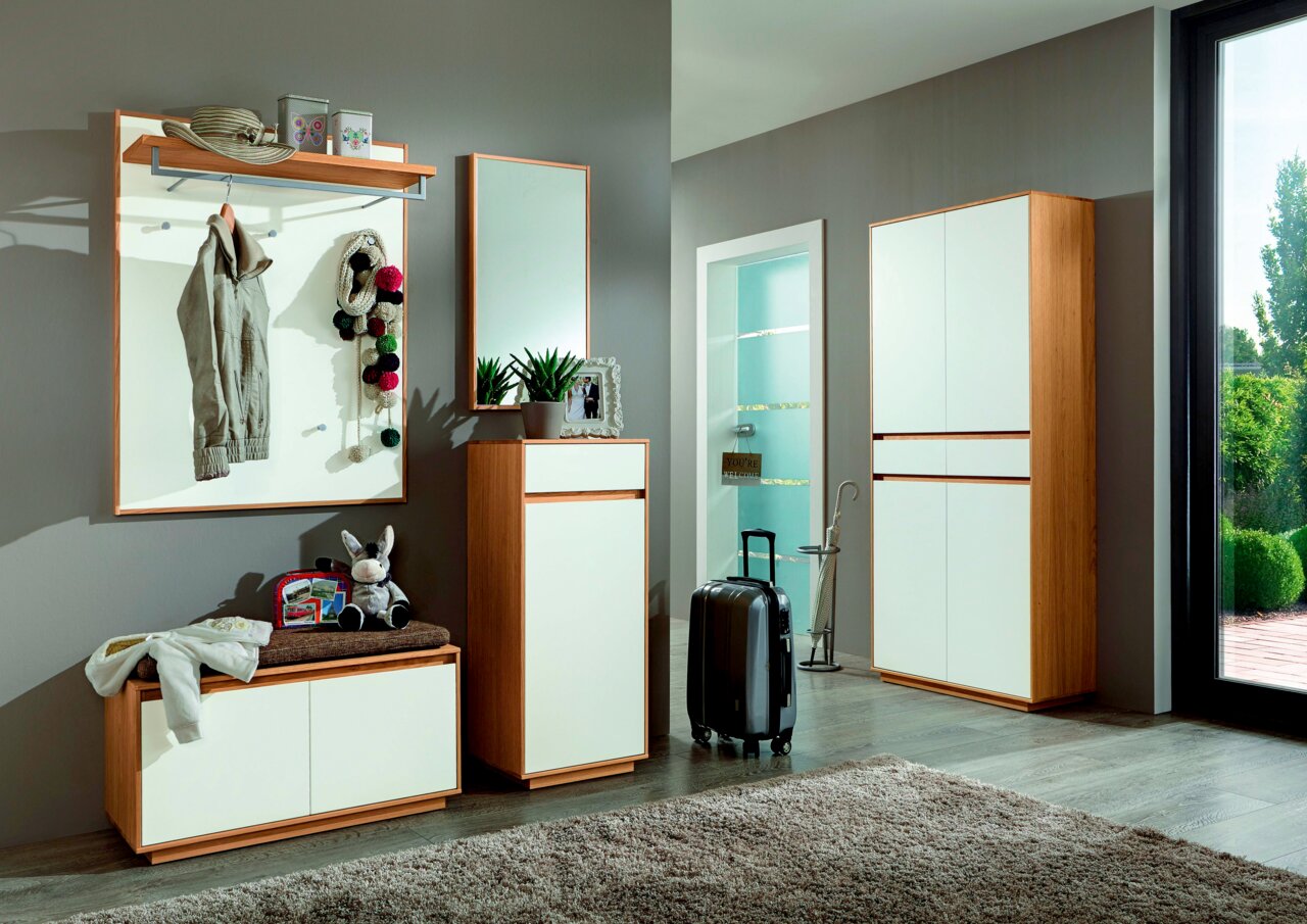 Moderne Garderobeneinrichtung mit Spiegel, Schuhschrank und Mehrzweckschrank in Holzoptik, seitliche Perspektive