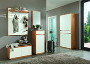 Moderne Garderobeneinrichtung mit Spiegel, Schuhschrank und Mehrzweckschrank in Holzoptik, seitliche Perspektive