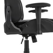 Seitliche Nahaufnahme eines schwarzen Gaming-Stuhls mit verstellbarer Armlehne und Sitzmechanismus.