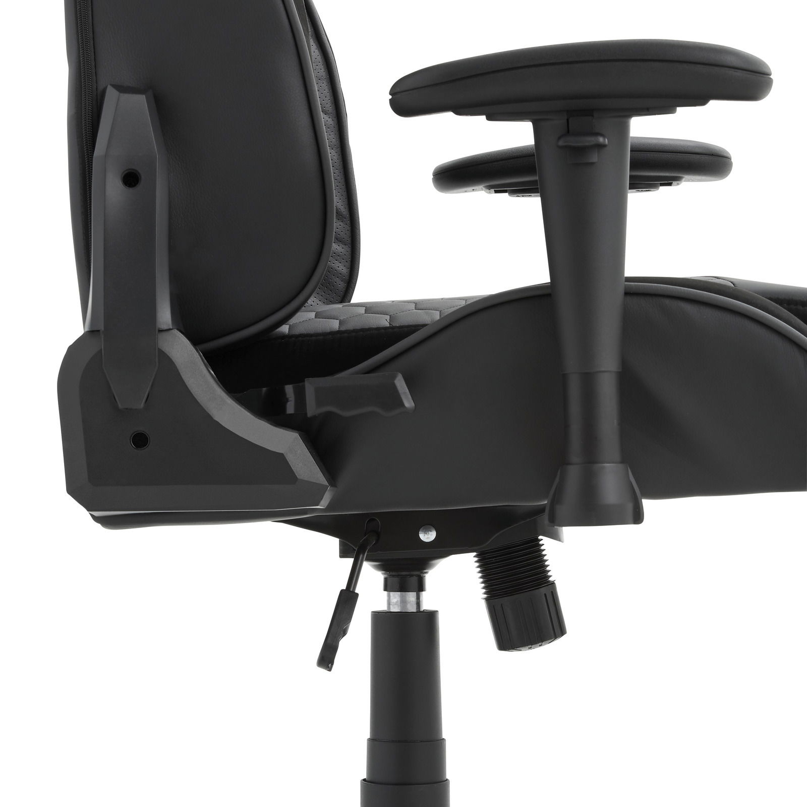 Seitliche Nahaufnahme eines schwarzen Gaming-Stuhls mit verstellbarer Armlehne und Sitzmechanismus.