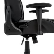 Seitliche Nahaufnahme eines schwarzen Gaming-Stuhls mit verstellbarer Armlehne und Sitzmechanismus.