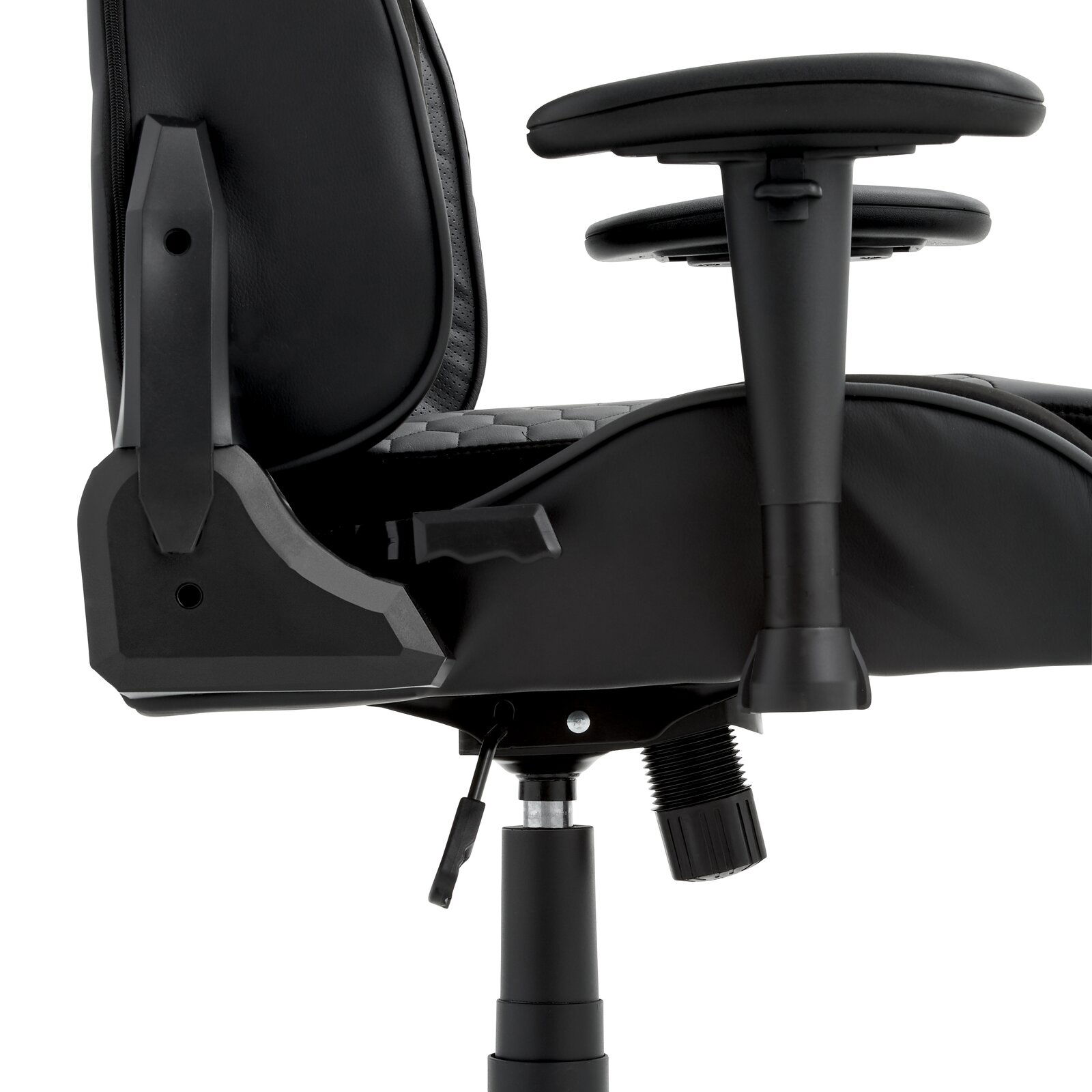 Seitliche Nahaufnahme eines schwarzen Gaming-Stuhls mit verstellbarer Armlehne und Sitzmechanismus.