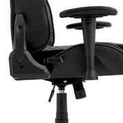 Seitliche Nahaufnahme eines schwarzen Gaming-Stuhls mit verstellbarer Armlehne und Sitzmechanismus.
