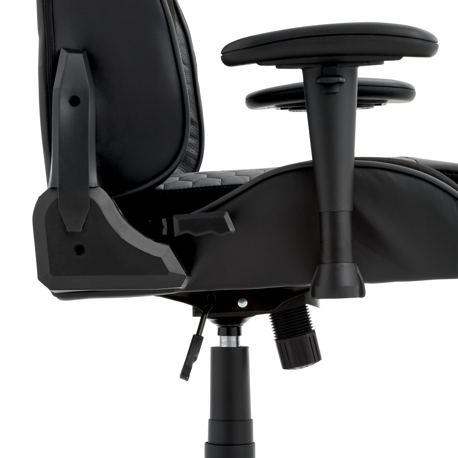 Seitliche Nahaufnahme eines schwarzen Gaming-Stuhls mit verstellbarer Armlehne und Sitzmechanismus.