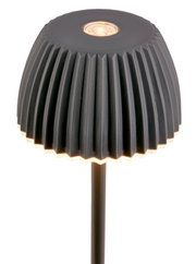 Schwarze LED-Gartenleuchte auf Erdspieß mit geriffeltem Schirm und warmweißem Licht, Produktansicht frontal leicht von oben vor weißem Hintergrund