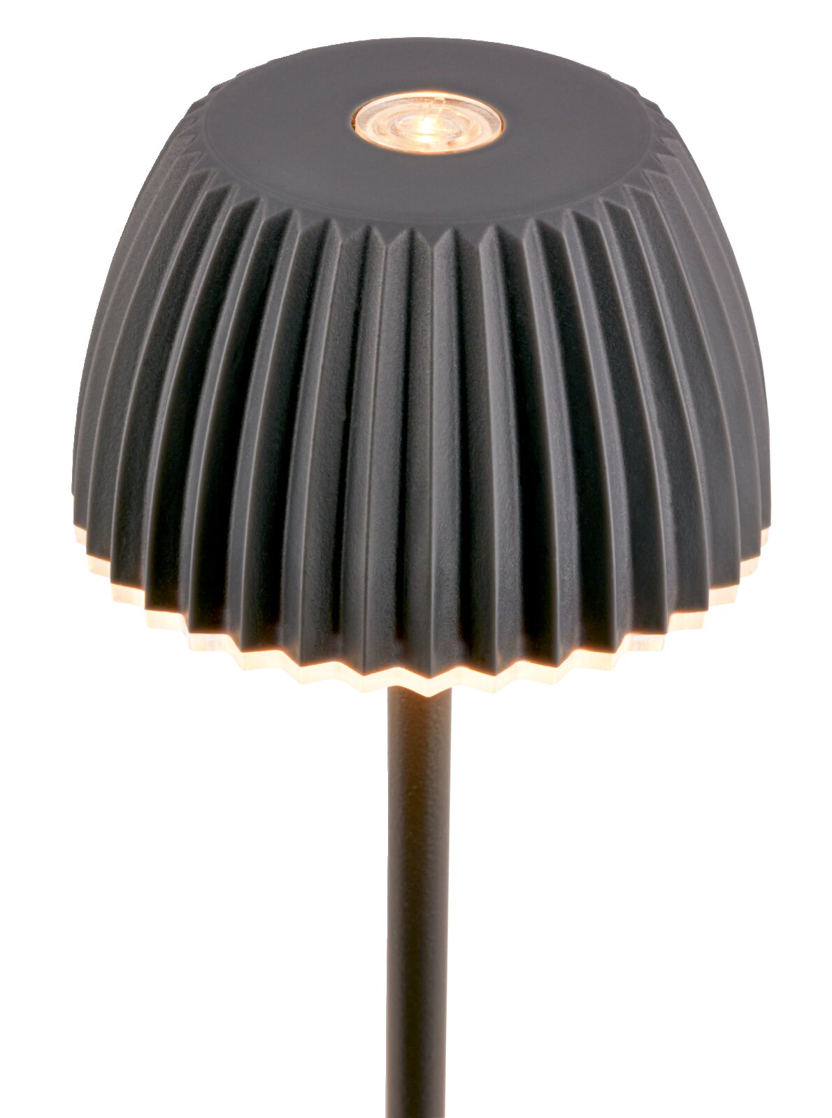 Schwarze LED-Gartenleuchte auf Erdspieß mit geriffeltem Schirm und warmweißem Licht, Produktansicht frontal leicht von oben vor weißem Hintergrund