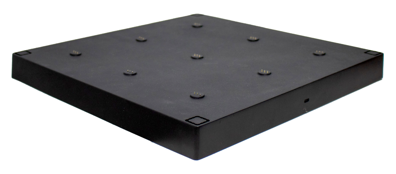 Schwarze, quadratische Ladestation MAIA mit mehreren Kontaktpunkten, seitliche Perspektive