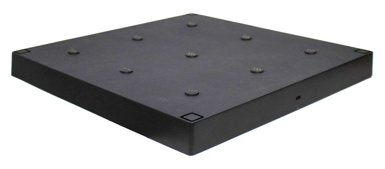 Schwarze, quadratische Ladestation MAIA mit mehreren Kontaktpunkten, seitliche Perspektive