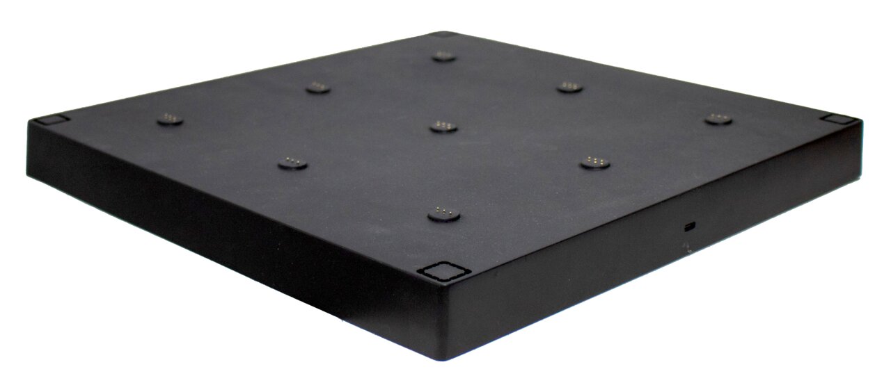 Newgarden Ladestation MAIA Schwarze, quadratische Ladestation MAIA mit mehreren Kontaktpunkten, seitliche Perspektive