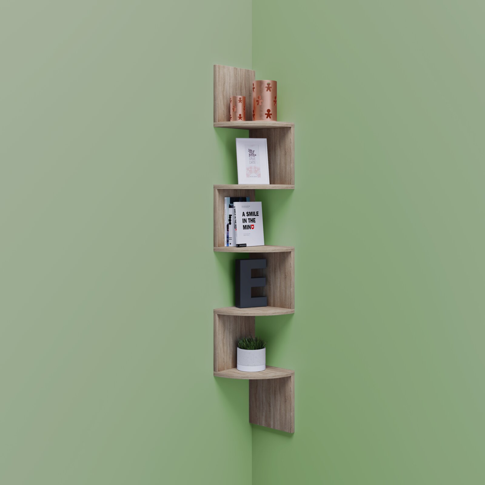 Schmales, wandmontiertes Eckregal in Holzoptik mit versetzten Ablagen, dekoriert mit Kerzen, Bilderrahmen, Büchern, Deko-Buchstabe und Pflanze, frontal aus leicht seitlicher Perspektive vor grüner Wand