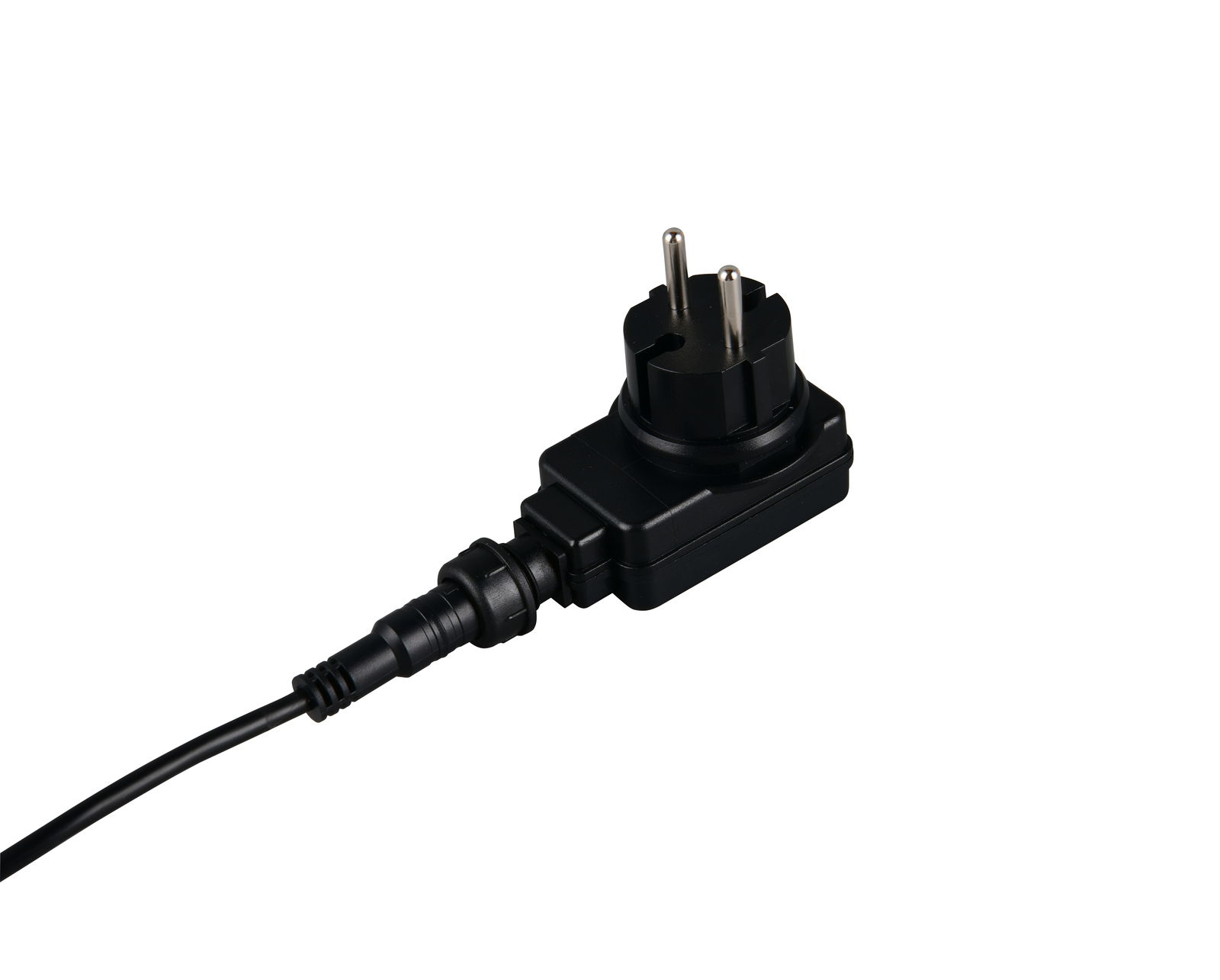 Nahaufnahme eines schwarzen Steckernetzteils mit Kabel, perspektivisch von der Seite aufgenommen.