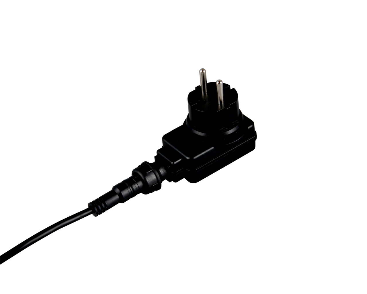 Nahaufnahme eines schwarzen Steckernetzteils mit Kabel, perspektivisch von der Seite aufgenommen.