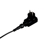 Nahaufnahme eines schwarzen Steckernetzteils mit Kabel, perspektivisch von der Seite aufgenommen.