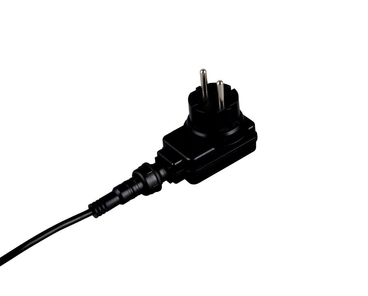 Nahaufnahme eines schwarzen Steckernetzteils mit Kabel, perspektivisch von der Seite aufgenommen.