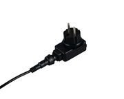 Nahaufnahme eines schwarzen Steckernetzteils mit Kabel, perspektivisch von der Seite aufgenommen.