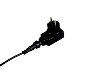 Nahaufnahme eines schwarzen Steckernetzteils mit Kabel, perspektivisch von der Seite aufgenommen.