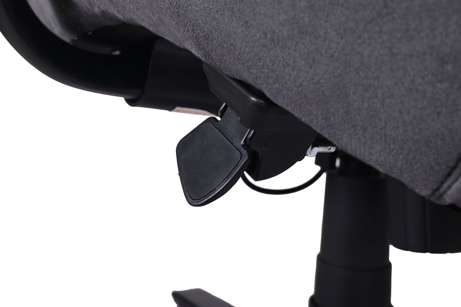 Nahaufnahme der Unterseite eines Gaming-Stuhls mit Fokus auf den Hebelmechanismus.