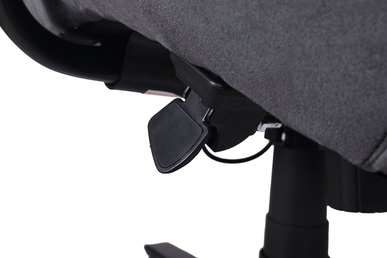 Nahaufnahme der Unterseite eines Gaming-Stuhls mit Fokus auf den Hebelmechanismus.