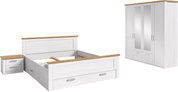 Schlafzimmermöbel-Set in Weiß mit Holzoptik-Absetzungen: Doppelbettgestell mit Schublade, Nachttisch mit zwei Schubladen und 4-türiger Kleiderschrank mit zwei Spiegeltüren, freigestellt in schräger Frontansicht.