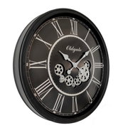 Schwarze Wanduhr mit römischen Ziffern und sichtbaren Zahnrädern, seitliche Perspektive