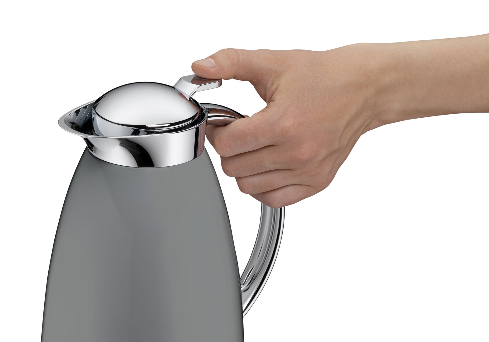 Hand die de chromen drukknop van een grijze thermoskan met glanzend metalen deksel en handgreep indrukt, close-up zijaanzicht