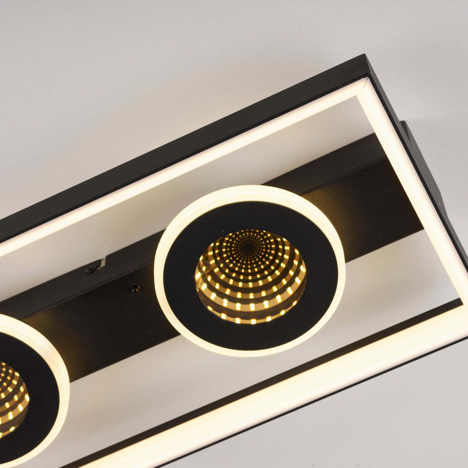 Moderne LED-Deckenleuchte mit geometrischem Design, aus der Seitenperspektive fotografiert.