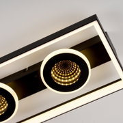 Moderne LED-Deckenleuchte mit geometrischem Design, aus der Seitenperspektive fotografiert.