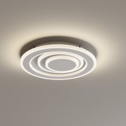 Moderne runde LED-Deckenleuchte in Weiß mit konzentrischen Leuchtringen, warmweiß leuchtend, aus Untersicht an der Decke montiert