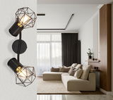 Moderner schwarzer Metallstrahler mit geometrischem Design, an der Wand montiert, seitliche Perspektive.