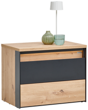 Moderner Nachttisch aus Holz mit zwei Schubladen in Eichenoptik und schwarzem Akzent, dekoriert mit einer Tischlampe und zwei Vasen, seitliche Perspektive.