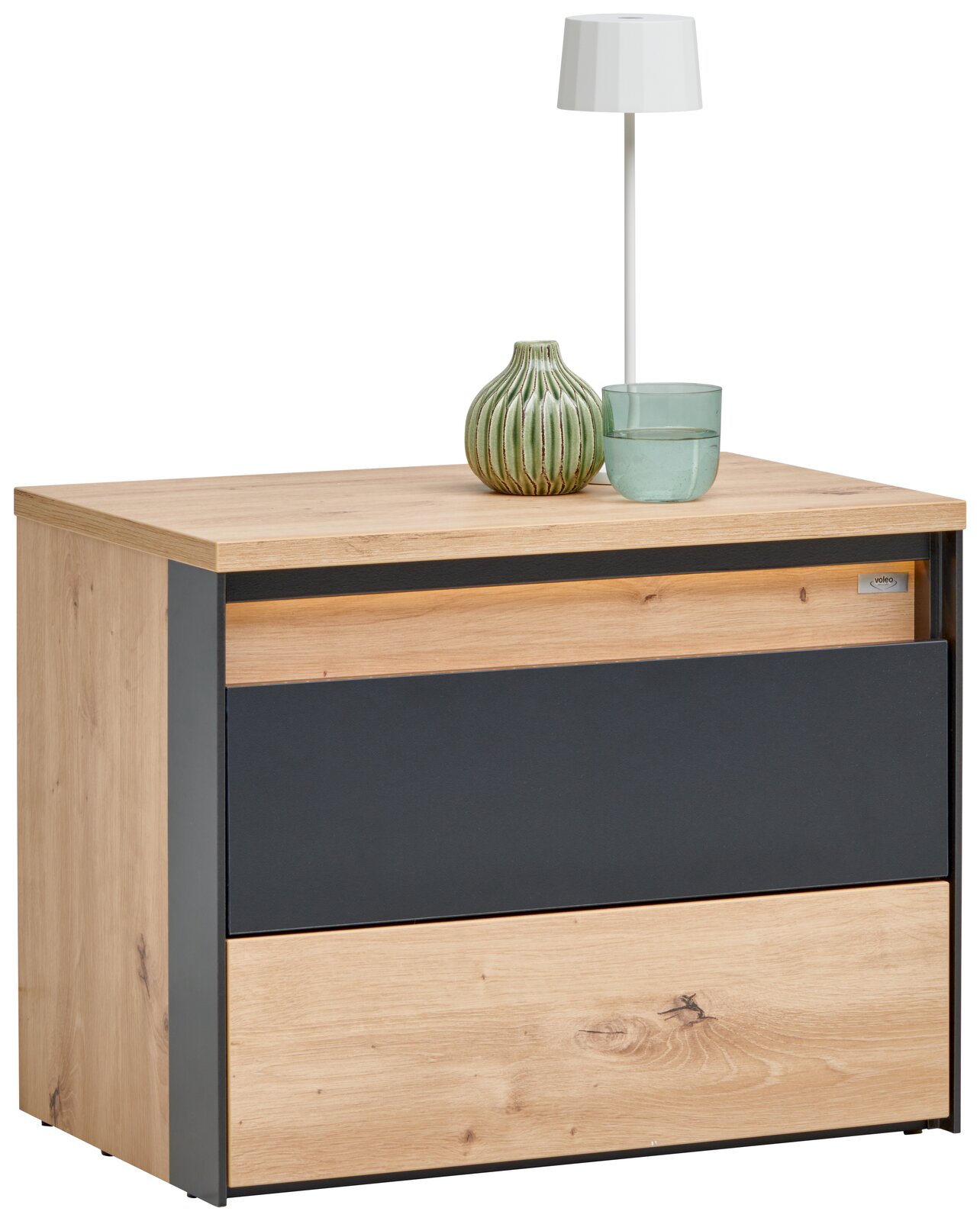 Voleo Nachttisch EDRA Moderner Nachttisch aus Holz mit zwei Schubladen in Eichenoptik und schwarzem Akzent, dekoriert mit einer Tischlampe und zwei Vasen, seitliche Perspektive.