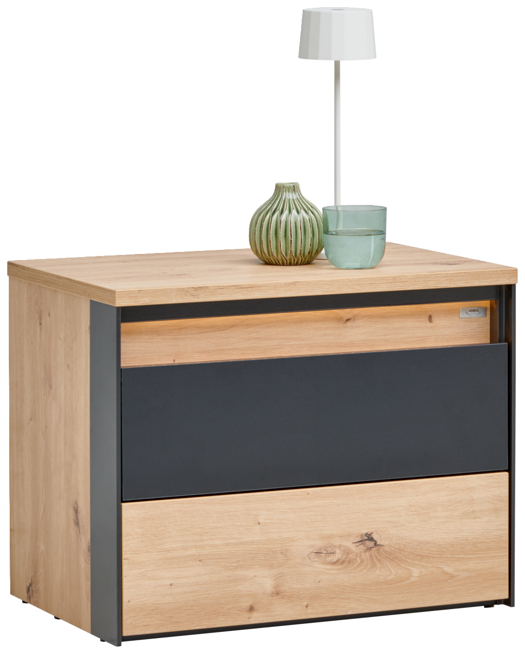 Moderner Nachttisch aus Holz mit zwei Schubladen in Eichenoptik und schwarzem Akzent, dekoriert mit einer Tischlampe und zwei Vasen, seitliche Perspektive.