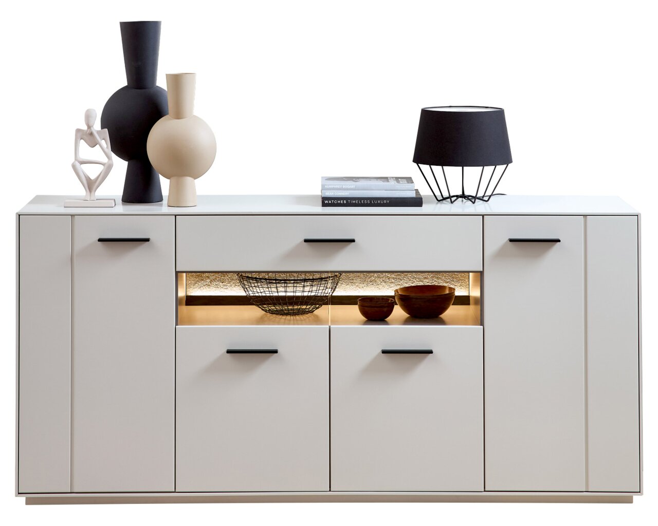 Modernes Sideboard in Weiß mit dekorativen Objekten und Beleuchtung, Frontalansicht