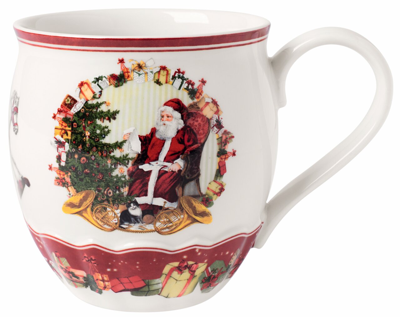 Jumbobecher mit Weihnachtsmotiv, zeigt den Weihnachtsmann neben einem geschmückten Baum, umgeben von Geschenken, aus seitlicher Perspektive.