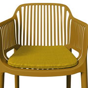 Vorderansicht eines gelben Stapelsessels mit Kissen und vertikalen Streben im Rücken- und Armlehnenbereich.