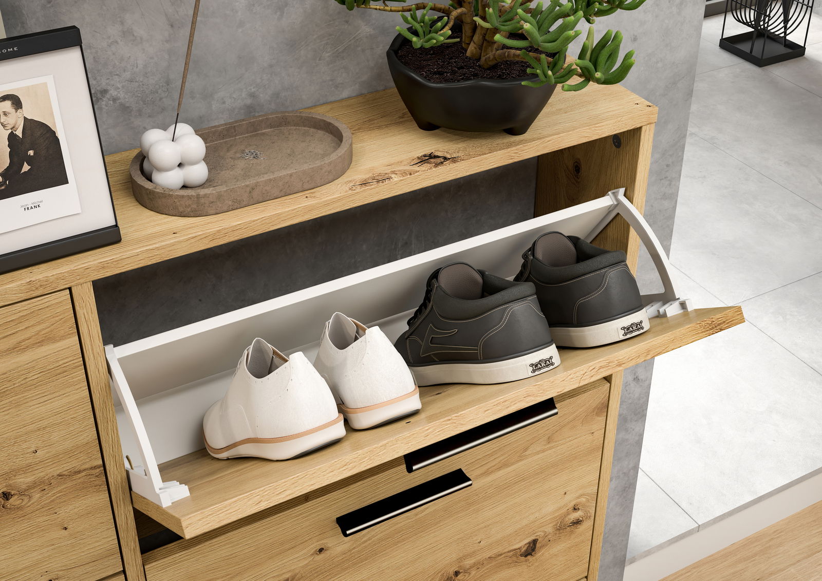 Schuhkipper aus Holz mit geöffneter Klappe, zeigt zwei Paar Schuhe, von oben fotografiert.